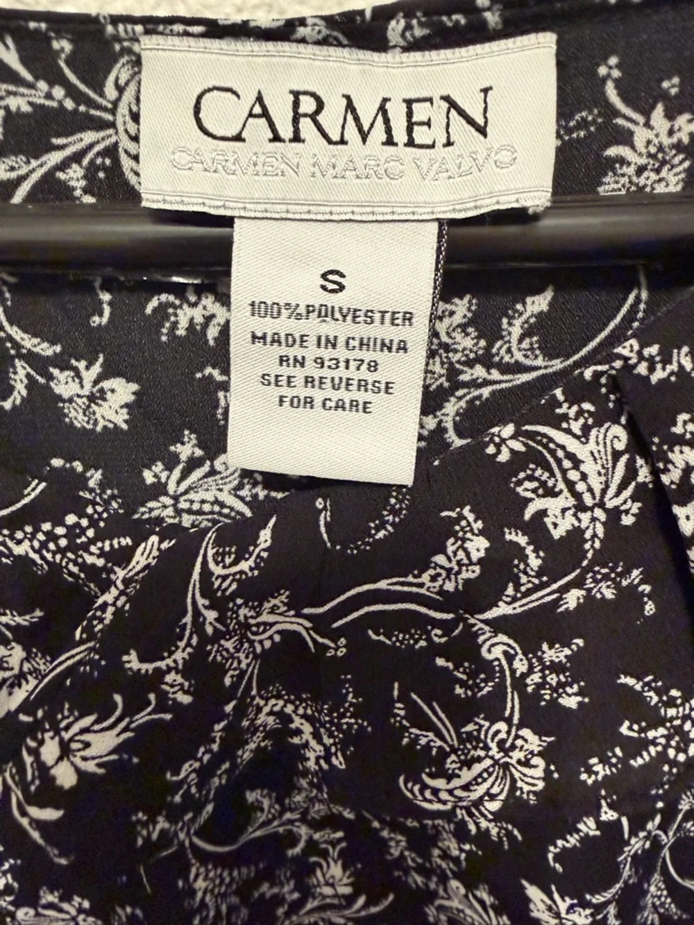 Carmen Marc Valvo Floral Blouse, size Small - Picture 3 of 4